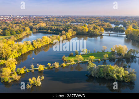 Drone shot de lago y el lago Dreiecksteich Ricklinger Teich, al sur de la ciudad de Hannover, Alemania Foto de stock
