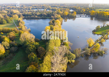 Drone shot de lago y el lago Dreiecksteich Ricklinger Teich, al sur de la ciudad de Hannover, Alemania Foto de stock