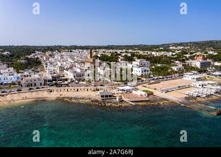 Vista aérea, vista de la ciudad con playa, Santa Maria di Leuca, provincia de Lecce, península de Salento, en Apulia, Italia