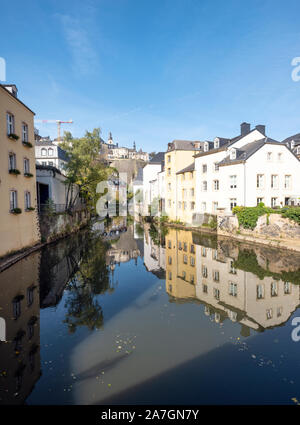 Las casas antiguas se reflejan en el agua del río alzette en grund o parte inferior de la ciudad de la ciudad de Luxemburgo Foto de stock