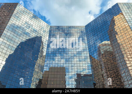 Reflexiones de la ciudad alta se eleva en el exterior del edificio ventanas de cristal en el centro de Calgary, Alberta, Canadá.