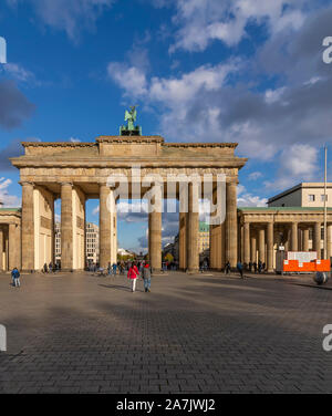 La Puerta de Brandenburgo en Berlín, Alemania, frente a un hermoso cielo azul con algunas nubes