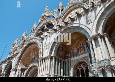 Venecia, Italia: la Basílica de San Marcos, en la entrada y la fachada, la cuadriga triunfal o caballos de San Marcos, es un conjunto de romano o griego estatua de bronce Foto de stock