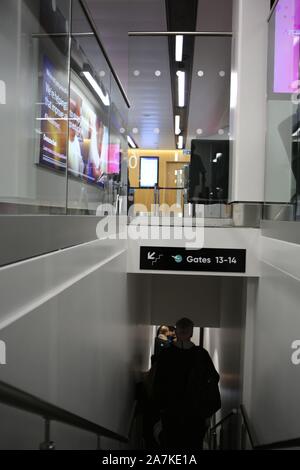 29 de octubre de 2019 el aeropuerto de la City de Londres la gente esperando en las escaleras a las puertas de embarque 13 y 14