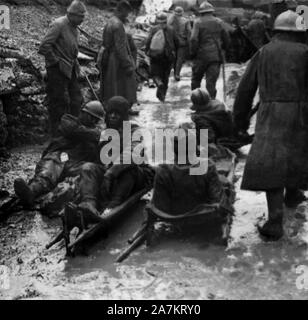 Premiere Guerre Mondiale, poste de secours dans les tranchees de l'Armee Francaise. Photographie, 1914-1918, París. Foto de stock
