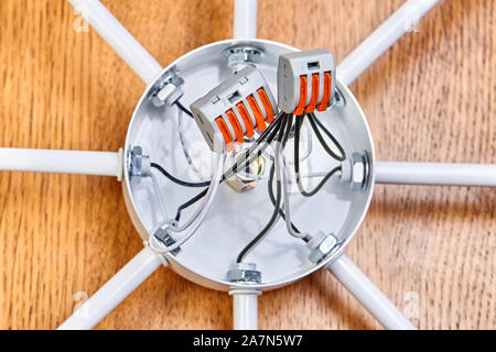 Cableado eléctrico de una araña de luces LED de techo. Conexión de los cables en la caja eléctrica de equipos de iluminación del hogar. Unión de cables en un connect