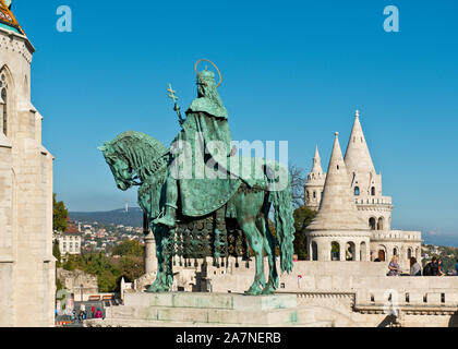 Estatua de San Istvan (St. Stephen) delante de el bastión de los pescadores. Distrito del Castillo de Buda, Budapest Foto de stock
