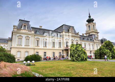 KESZTHELY, HUNGRÍA - Agosto 11, 2012: Los turistas visitan Festetics Palace en Keszthely, Hungría. En 2011, los ingresos por turismo en Hungría trajo 4.030mn Foto de stock