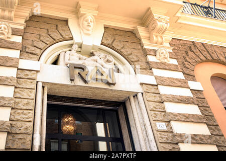 Roma, Italia, 2 de octubre de 2019: Entrada principal de la histórica sede de Via Radio Rai Asiago 10 en Roma. El servicio de televisión pública italiana Foto de stock