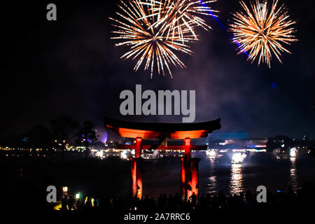 Orlando, Florida. Noviembre 01, 2019. Arco japonés y espectaculares fuegos artificiales en el fondo nocturno en Epcot (87).
