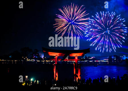 Orlando, Florida. Noviembre 01, 2019. Arco japonés y espectaculares fuegos artificiales en el fondo nocturno en Epcot (87).