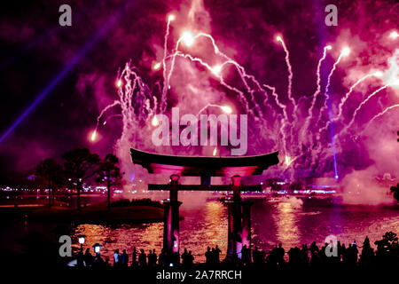 Orlando, Florida. Noviembre 01, 2019. Arco japonés y espectaculares fuegos artificiales en el fondo nocturno en Epcot (87).