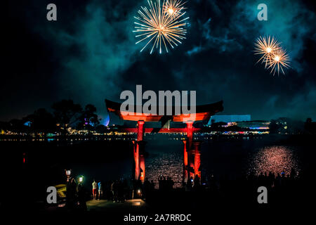 Orlando, Florida. Noviembre 01, 2019. Arco japonés y espectaculares fuegos artificiales en el fondo nocturno en Epcot (87).