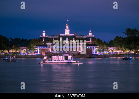 Orlando, Florida. Noviembre 01, 2019. La aventura de América sobre fondo azul noche Pavillion en Epcot® (5).