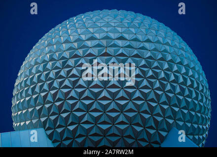 Orlando, Florida. Noviembre 01, 2019. Vista superior de la esfera en color azul noche en Epcot de fondo (77).
