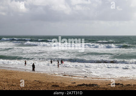 Las olas en la playa Port Blanc en la península de Quiberon en Bretaña, Francia Foto de stock
