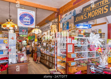 Interior de la tienda Brewster, un tradicional almacén general en Brewster, en Cape Cod, Massachusetts, EE.UU. Foto de stock
