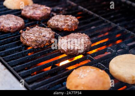 Verano cocinando hamburguesas en la barbacoa del jardín Foto de stock