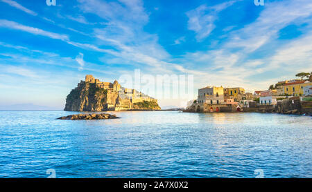 Ischia Island y castillo medieval aragonesa o de Ischia Ponte. Destino turístico cerca de Nápoles, en Campania, Italia. Europa. Foto de stock