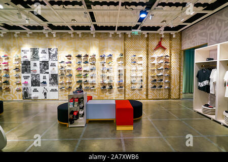 fricción Alianza Miedo a morir Tienda de compras negocio tienda nike calzado deportivo fotografías e  imágenes de alta resolución - Alamy