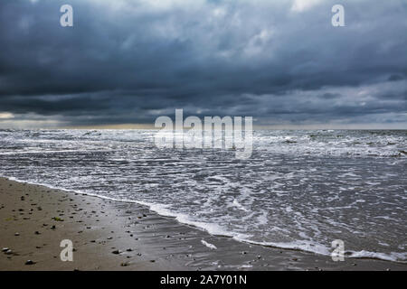 Nubes oscuras formando a través del océano del Mar del Norte en la isla de Texel en Holanda Foto de stock
