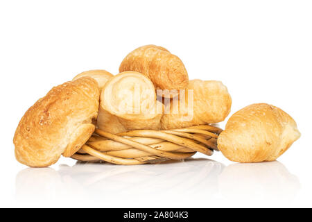 Mucho de todo mini croissants recién horneados en vid de mimbre círculo aislado sobre fondo blanco. Foto de stock