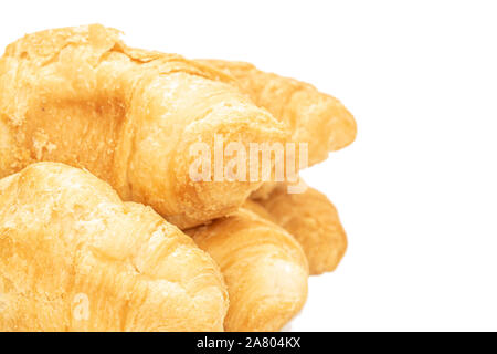 Mucho de todo mini croissants recién horneados closeup aislado sobre fondo blanco. Foto de stock
