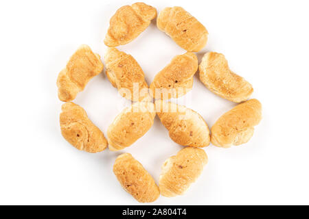 Mucho de todo mini croissants recién horneados flor flatlay aislado sobre fondo blanco. Foto de stock