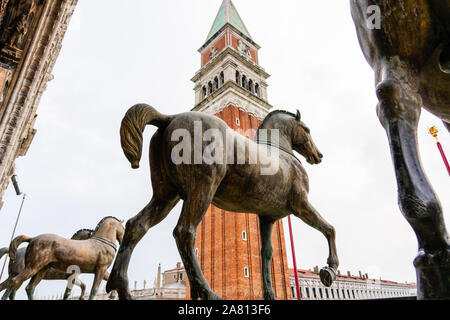 Caballos de San Marcos Cavalli di San Marco o Quadiga Triumphal en la fachada de la Basílica de San Marcos en Venecia Italia mirando hacia el Campanile Foto de stock