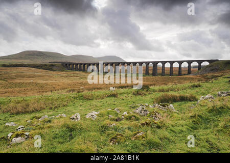 Ribblehead Viaduct o Batty Moss Viaducto llevando el liquidar a Carlisle railway, Yorkshire Dales