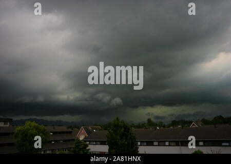 Cielo de color verde durante una tormenta de verano, cerca de Utrecht, Países Bajos