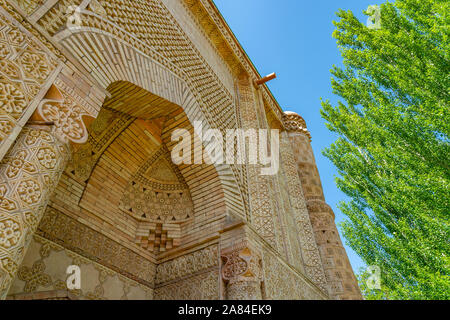 Taraz Aisha Bibi y Babazha Khatun Mausoleo pintoresca vista impresionante del sitio en un día soleado cielo azul Foto de stock
