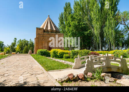Taraz Aisha Bibi y Babazha Khatun Mausoleo pintoresca vista impresionante del sitio en un día soleado cielo azul Foto de stock