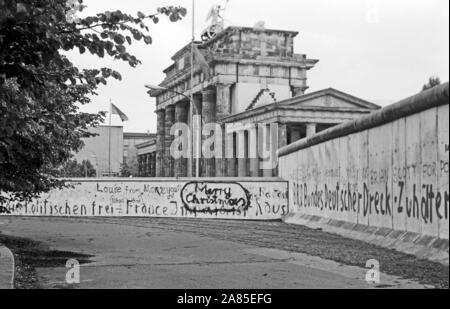 Weihnachtswünsche aufgesprüht auf die Mauer en Berlín am Brandenburger Tor, Deutschland 1984. La temporada Saludos rociado sobre el muro de Berlín, cerca de la puerta de Brandenburgo, Alemania 1984.