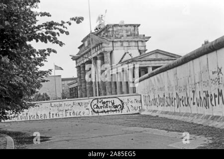 Weihnachtswünsche aufgesprüht auf die Mauer en Berlín am Brandenburger Tor, Deutschland 1984. La temporada Saludos rociado sobre el muro de Berlín, cerca de la puerta de Brandenburgo, Alemania 1984.