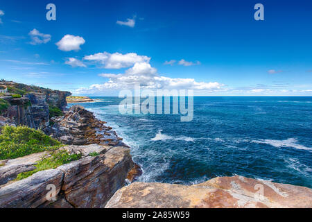 Coogee a Bondi coastwalk. Vistas a la bahía Gordons en New South Wales, Sydney, Australia. Famoso paseo de la playa en la costa del Mar de Tasmania