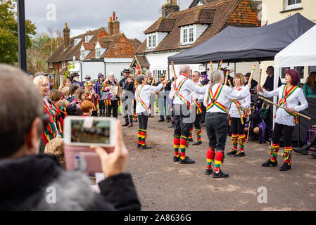 Morris bailando en Brockham tradicional en Inglaterra. La quema de los palos representa el final de la temporada de baile donde los palos son lanzados i Foto de stock