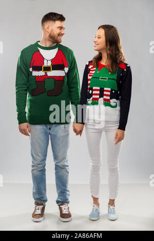 Feliz pareja en navidad feo su ter parte Fotograf a de stock Alamy