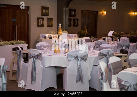 Sala de recepción de bodas, todos vestidos y listos para la recepción de la boda  para empezar, Desayuno nupcial celebración, día de bodas en Shropshire,  Inglaterra Fotografía de stock - Alamy