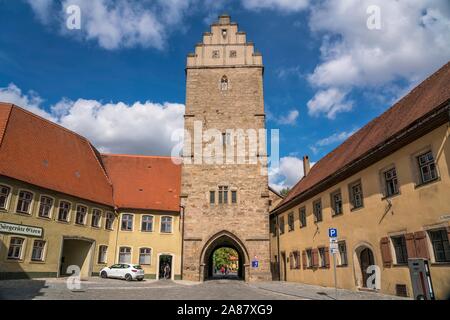 Rothenburger Tor en el casco antiguo de Dinkelsbuhl, Middle Franconia, Baviera, Alemania Foto de stock