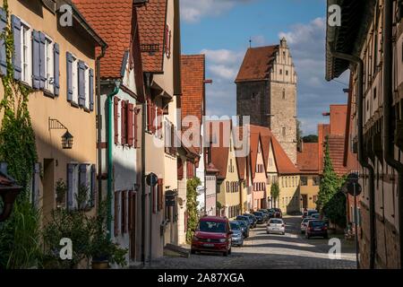 Casco antiguo con Rothenburger Tor en Dinkelsbuhl, Middle Franconia, Baviera, Alemania Foto de stock