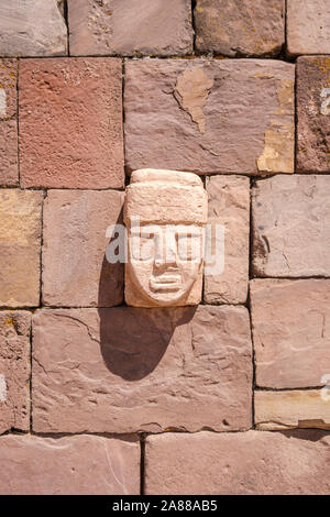 Cabeza de ingletes de piedra talladas en las paredes del templo Semi-subterráneo en el Complejo Arqueológico de Tiwanaku, Bolivia Foto de stock