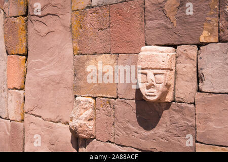 Cabeza de ingletes de piedra talladas en las paredes del templo Semi-subterráneo en el Complejo Arqueológico de Tiwanaku, Bolivia Foto de stock