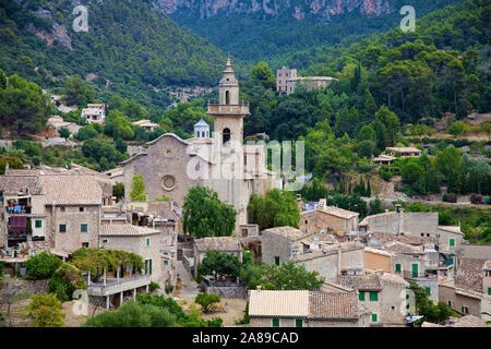 La aldea de montaña de Valldemossa con iglesia de San Bartomeu, región de la comarca, Serra de Tramuntana, Mallorca, Islas Baleares, España Foto de stock