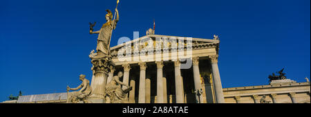 Fuente delante de un edificio gubernamental, Pallas Athena Fountain, el edificio del Parlamento, Viena, Austria Foto de stock