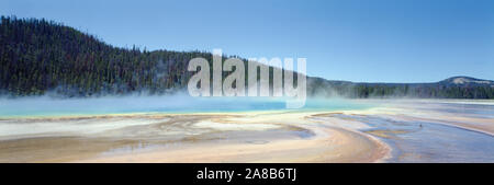 Vapor por encima de un manantial de aguas termales, el Grand Prismatic Spring, el Parque Nacional Yellowstone, Wyoming, EE.UU.