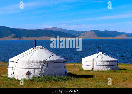 gers mongol en el Lago Negro en un día soleado Foto de stock