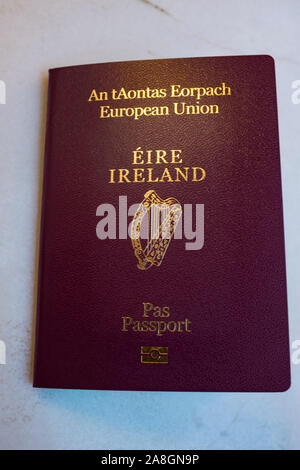 Pasaporte irlandés, Unión Europea. Pasaporte emitido por la República de Irlanda. Pasaportes irlandeses están en gran demanda, tras Brexit Foto de stock