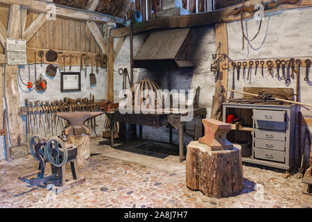 Rural holandesa museo al aire libre, forjar con yunque y viejas herramientas históricas Foto de stock