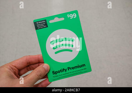 Tarjeta Regalo Verde De Spotify Suscripción Premium En Una Mano En La  Tienda Sobre Tarjetas De Regalo Imagen editorial - Imagen de negocios,  forma: 177161250